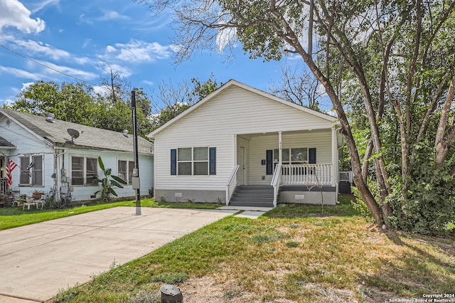 view of front of home featuring a porch and a front yard