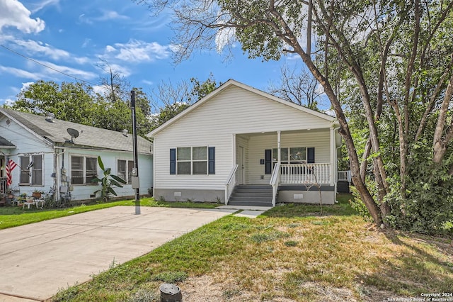 view of front of house with a porch, crawl space, and a front lawn
