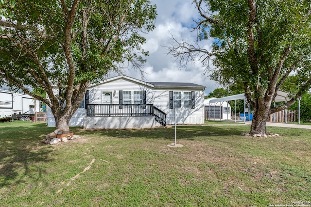 view of front of property featuring a front lawn