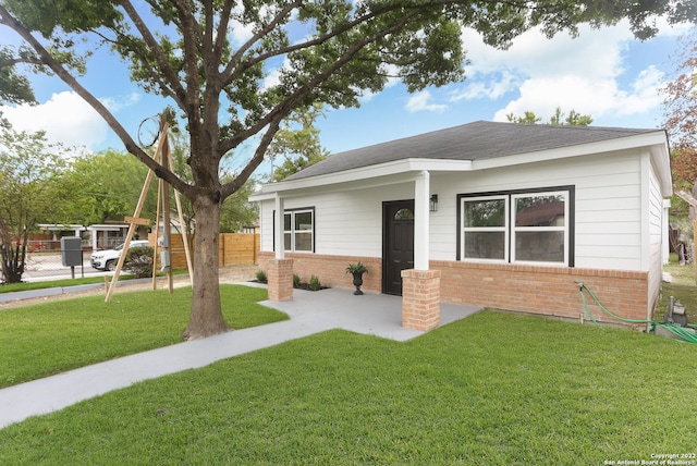 view of front facade featuring a front lawn