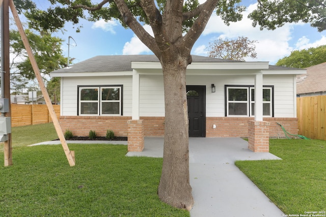 view of front of property featuring a patio area and a front lawn