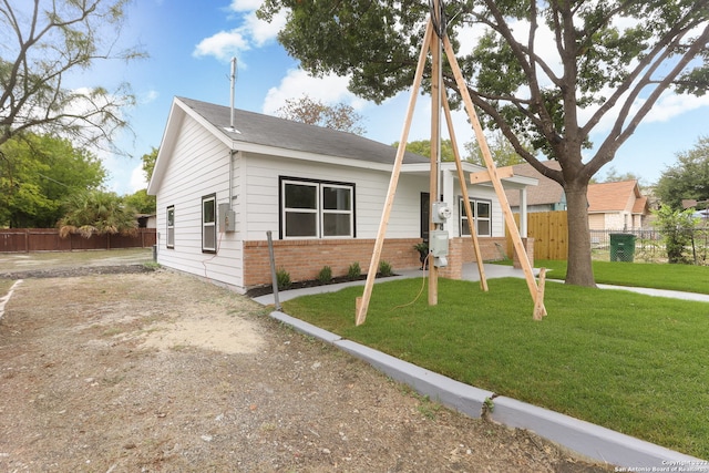 view of front of home featuring a front lawn