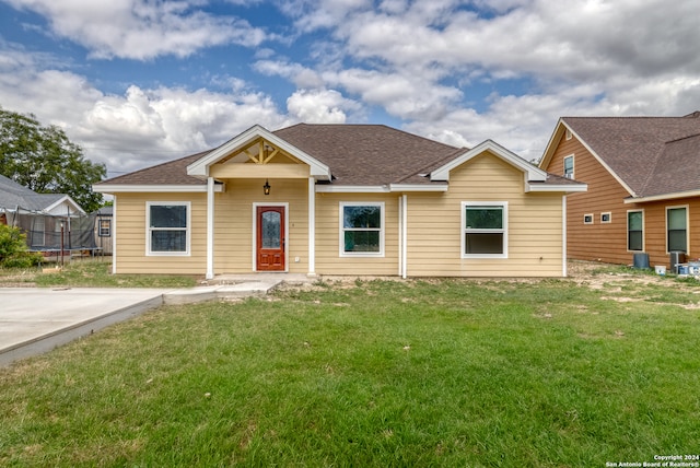 view of front of property featuring a front lawn