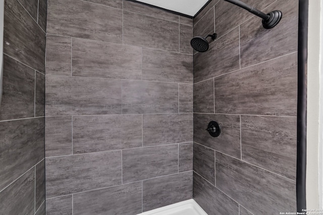 bathroom featuring a tile shower