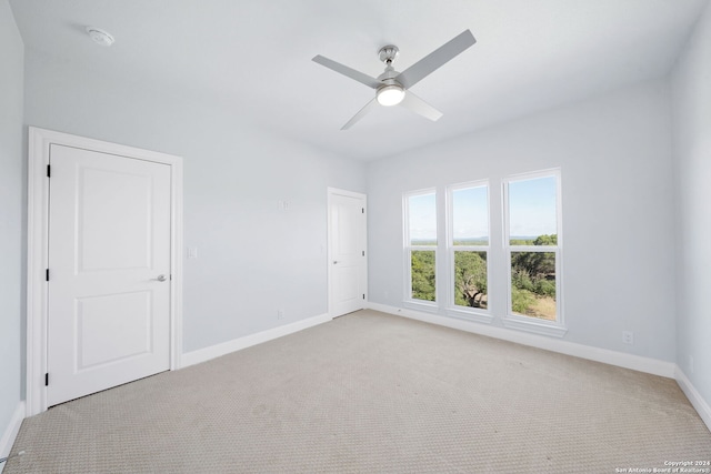 carpeted empty room featuring ceiling fan