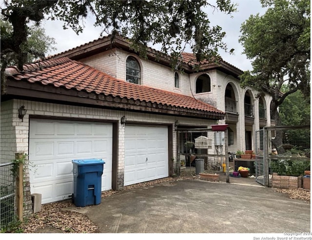 view of front facade with a garage