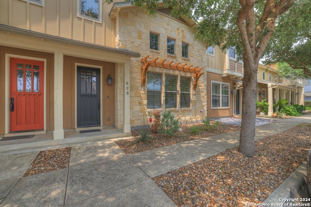 entrance to property with covered porch