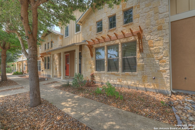 view of front of property