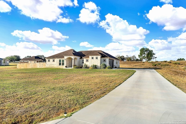 single story home with a front lawn