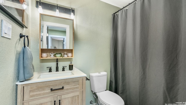 7935 Sonny Rdg, San Antonio, TX 78244 - full bath featuring a textured wall, toilet, vanity, and a shower with shower curtain
