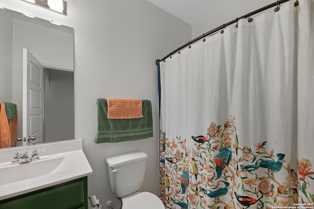 bathroom with toilet, a shower with curtain, and vanity