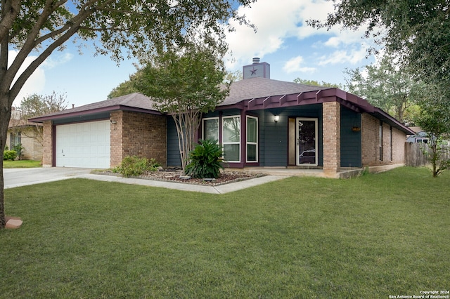 view of front of property featuring a front yard and a garage