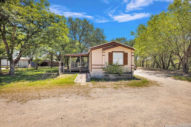 view of front of home featuring an outdoor structure