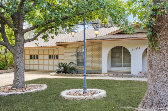 view of front of home featuring a front yard and a garage