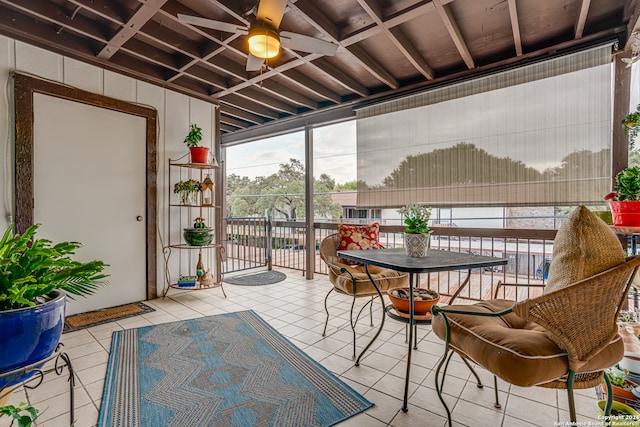 sunroom with ceiling fan