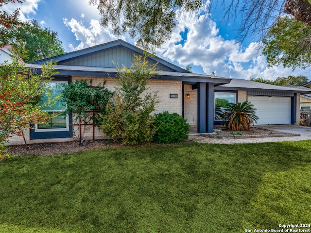 view of front of house featuring a front lawn and a garage