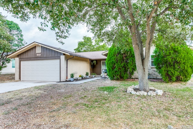 single story home featuring a front yard and a garage