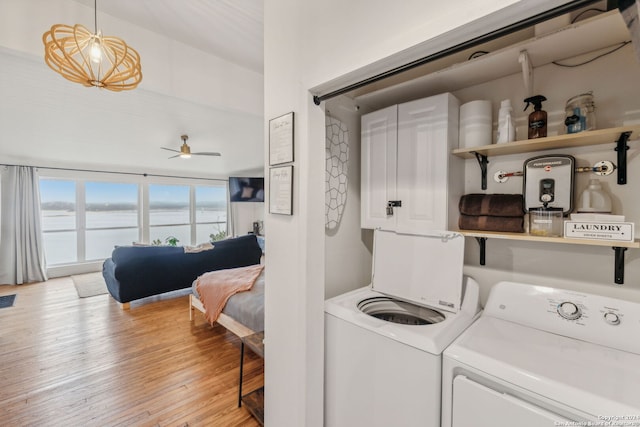 laundry area featuring light hardwood / wood-style flooring, independent washer and dryer, and ceiling fan