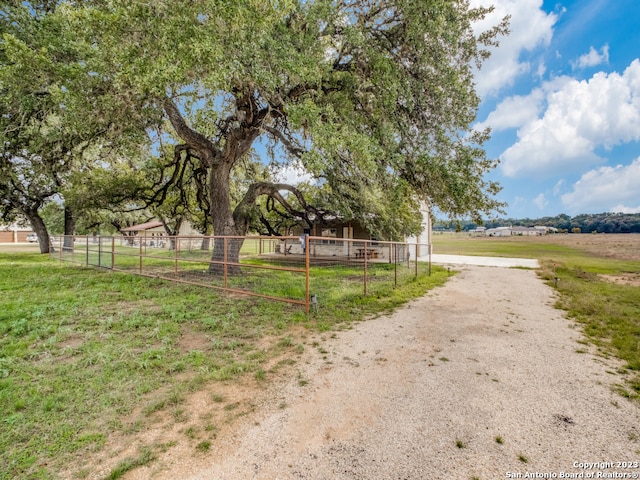 view of yard featuring a rural view