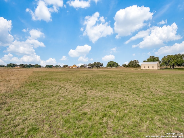 view of yard featuring a rural view