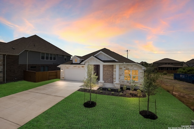 view of front of home featuring a lawn