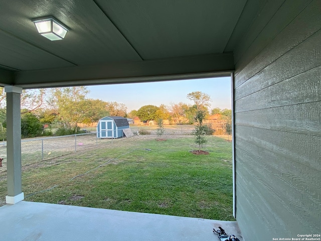 view of yard with a storage unit