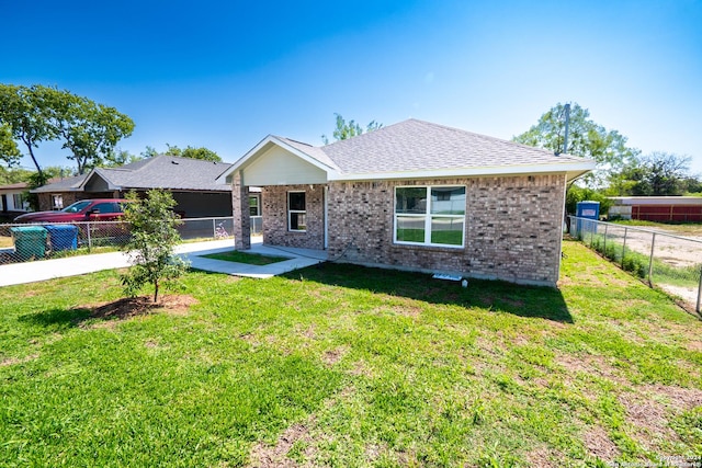 view of front facade featuring a front yard