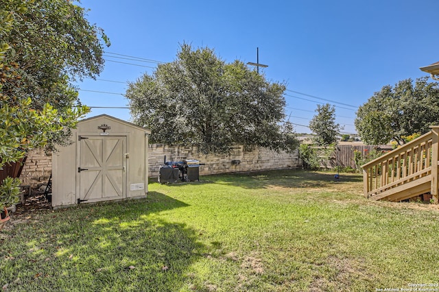 view of yard with a storage unit