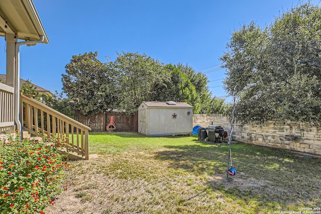 view of yard with a shed