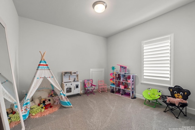 recreation room with carpet