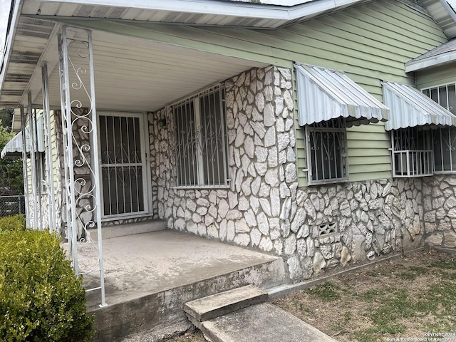 627 Canton, San Antonio, TX 78202 - property entrance featuring stone siding