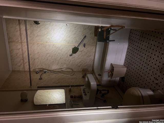 627 Canton, San Antonio, TX 78202 - view of bathroom