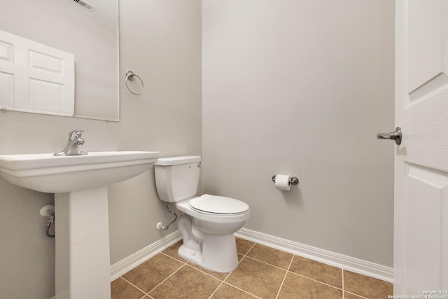 518 Precious Dr, San Antonio, TX 78237 - bathroom with baseboards, a sink, tile patterned floors, and toilet