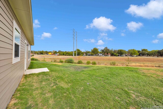 view of yard featuring a rural view