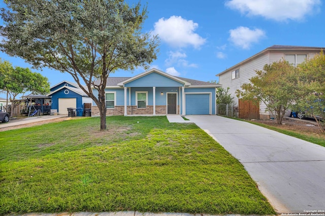 view of front of home featuring a front yard and a garage