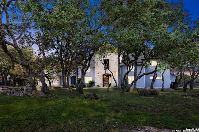 view of front of property with a yard