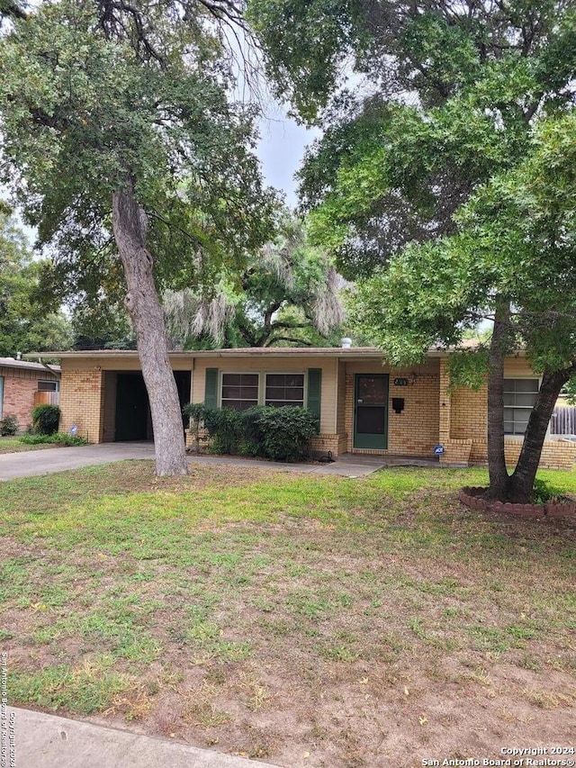 ranch-style home featuring a front lawn