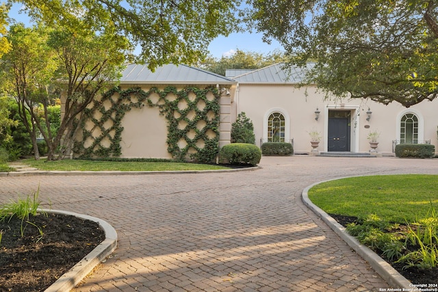 view of front of property featuring a front lawn