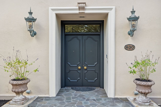 800 Ivy Ln, Terrell Hills, TX 78209 - doorway to property featuring stucco siding