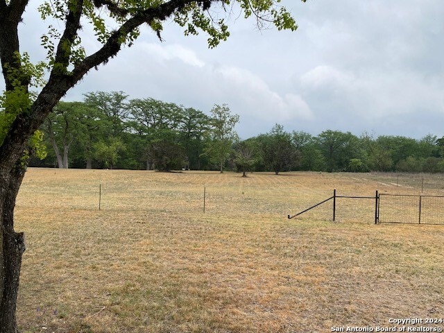 view of yard featuring a rural view