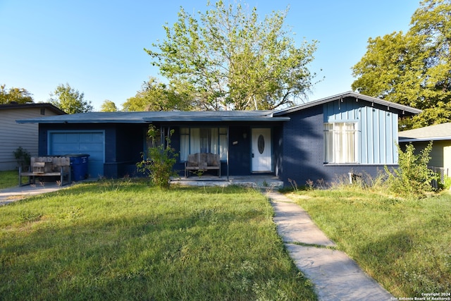 ranch-style home featuring a front lawn and a garage