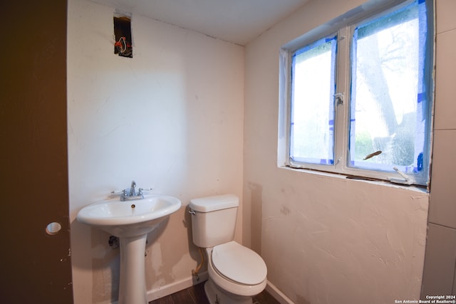 bathroom featuring toilet and sink