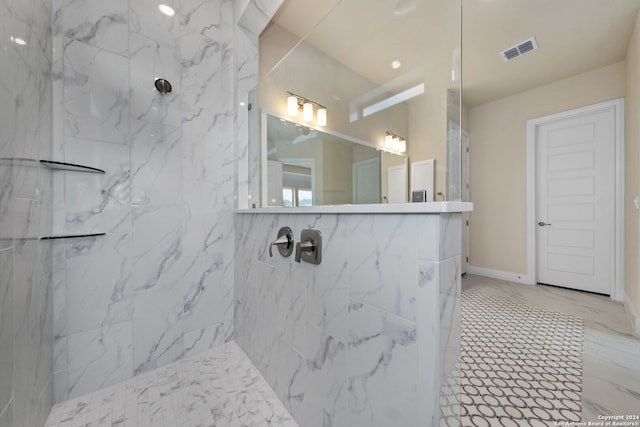 bathroom featuring a tile shower