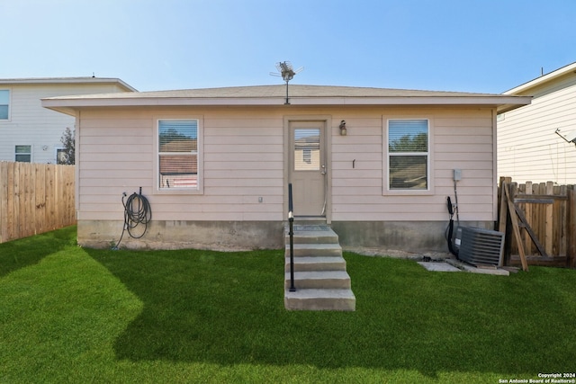 view of front of home featuring a front yard