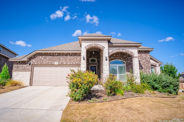 view of front facade featuring a front yard and a garage