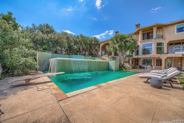 view of pool featuring a patio and pool water feature