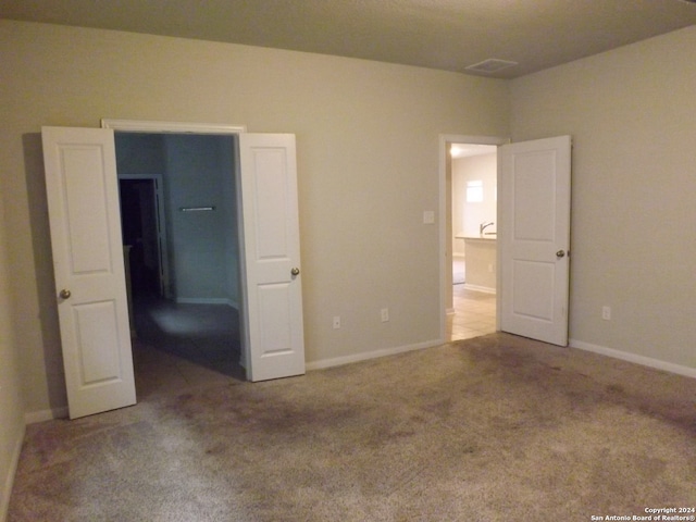 unfurnished bedroom featuring carpet floors