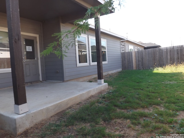 view of yard featuring a patio