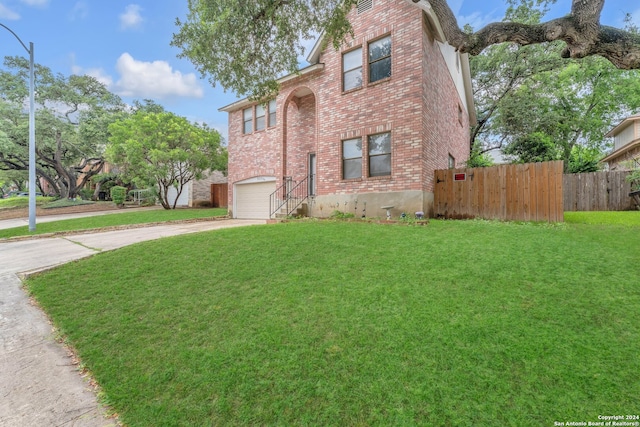 view of front facade featuring a garage and a front lawn