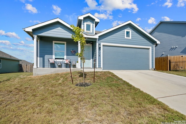 view of front of property featuring a front lawn